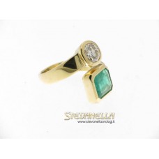 Anello oro giallo 18kt con smeraldo e diamante ct 0,75 colore H purezza VVS2